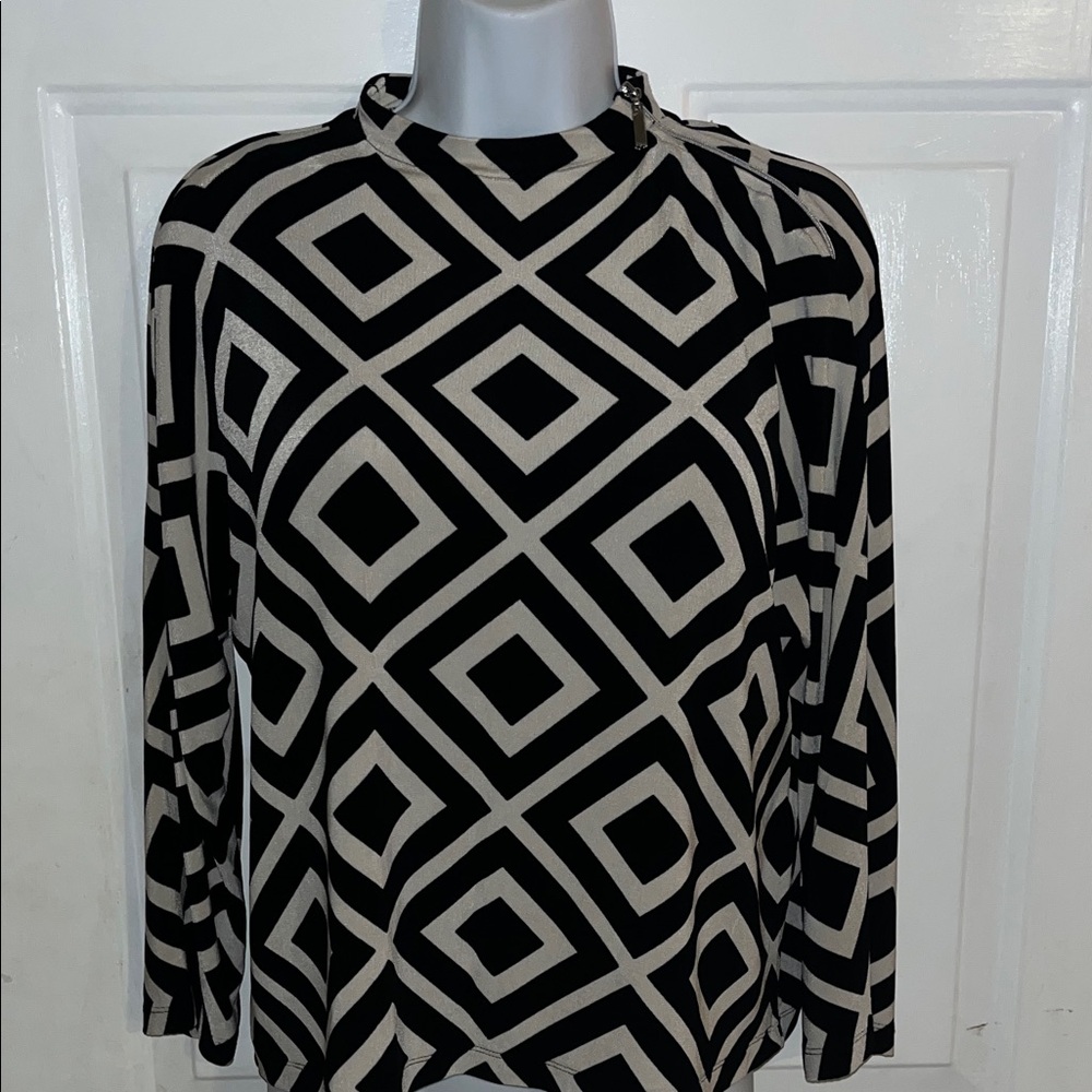 Chic Black and White Diamond Pattern Blouse
